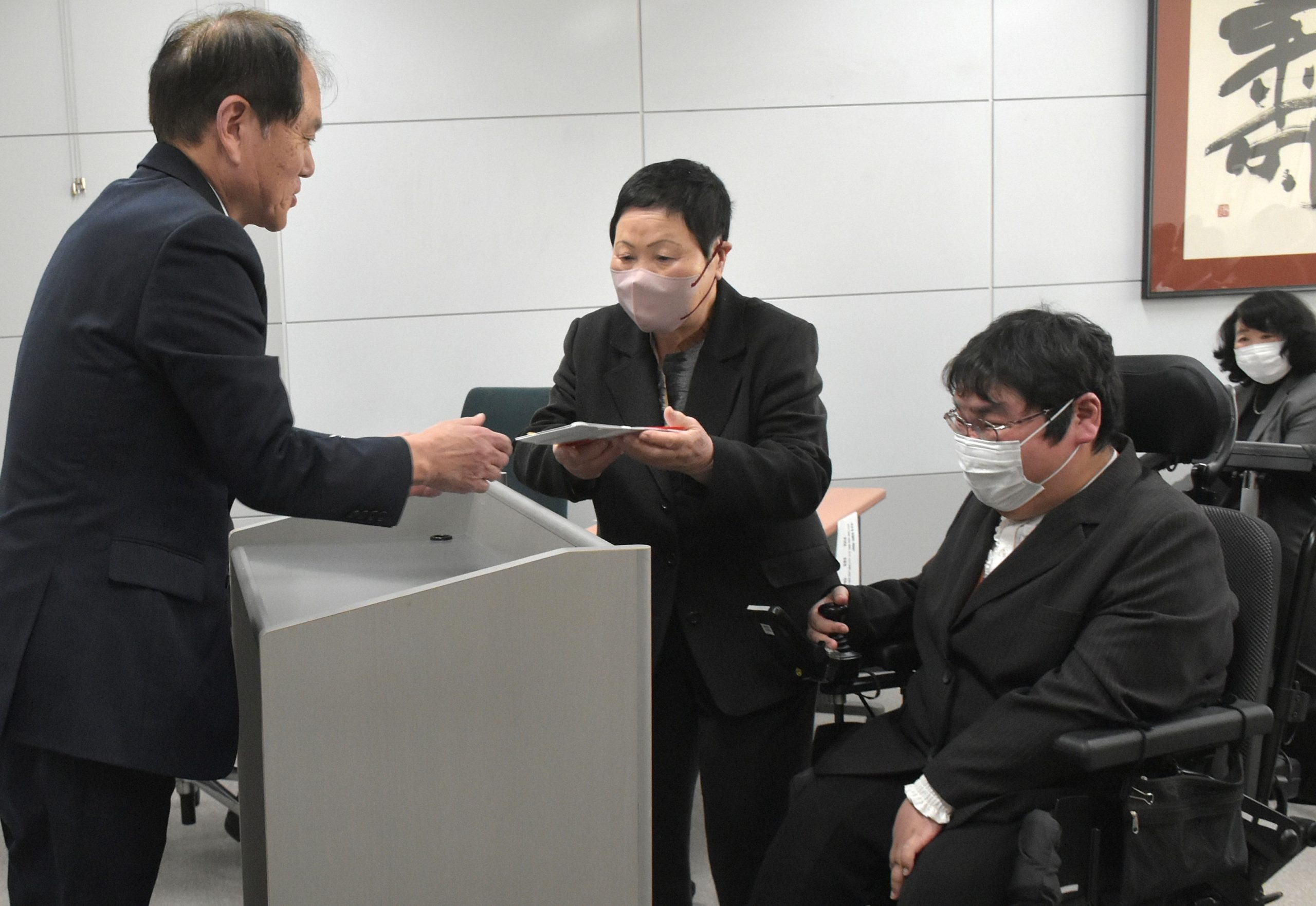 歳末助け合い募金を贈呈